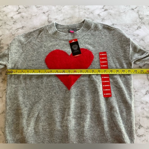 Gray Sweater with Red Heart Design Vince Camuto NWT - Picture 5 of 9
